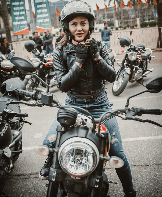 co gai xinh dep noi bat giua 160 mo to dieu hanh tuong nho tran lap