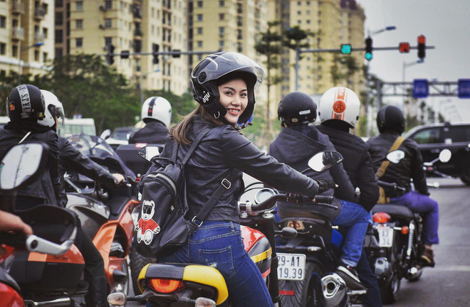 co gai xinh dep noi bat giua 160 mo to dieu hanh tuong nho tran lap