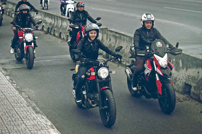 co gai xinh dep noi bat giua 160 mo to dieu hanh tuong nho tran lap