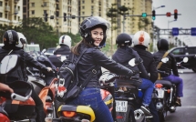co gai xinh dep noi bat giua 160 mo to dieu hanh tuong nho tran lap
