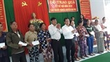 trao qua tet cho nguoi ngheo va gia dinh chinh sach huyen an phu
