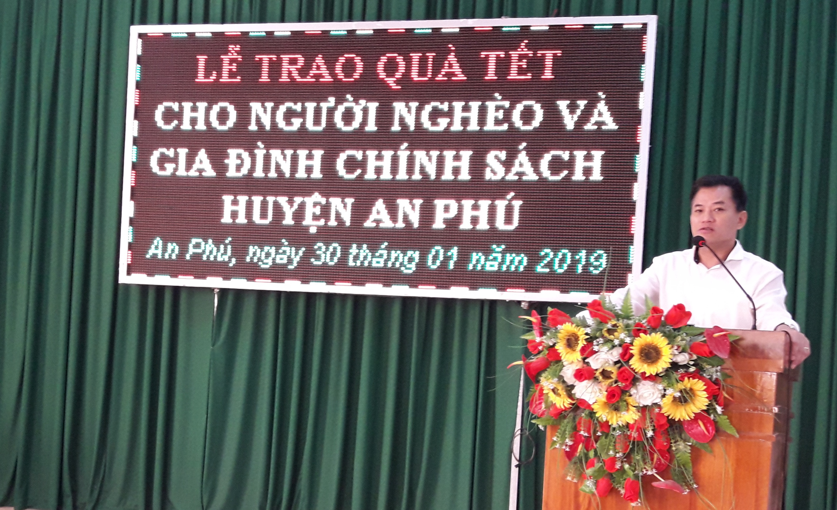 trao qua tet cho nguoi ngheo va gia dinh chinh sach huyen an phu