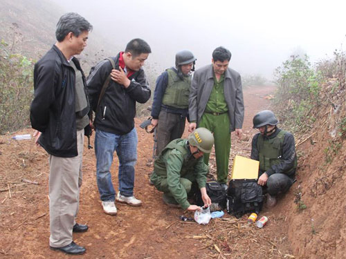 cong an dau sung voi nhom buon 40 banh heroin
