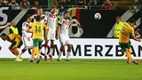 podolski no sung duc thoat tran thua truoc australia