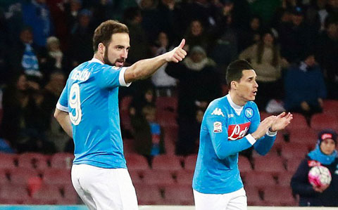 danh bai chievo napoli tam thoi vuon len dinh serie a