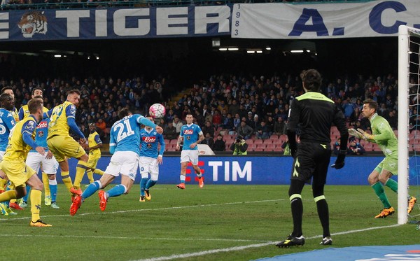 danh bai chievo napoli tam thoi vuon len dinh serie a