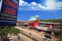 dien bien dich vu nha nghi khach san duoc mua dip le hoi hoa ban