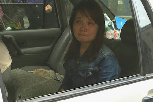 mot phu nu viet o trung quoc bat ngo lao ra khoi o to keu cuu