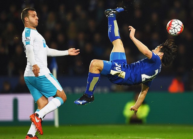 danh bai newcastle leicester tien gan hon toi chuc vo dich