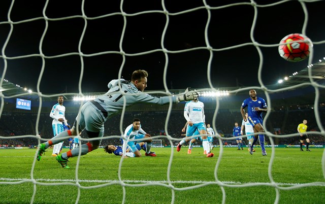 danh bai newcastle leicester tien gan hon toi chuc vo dich