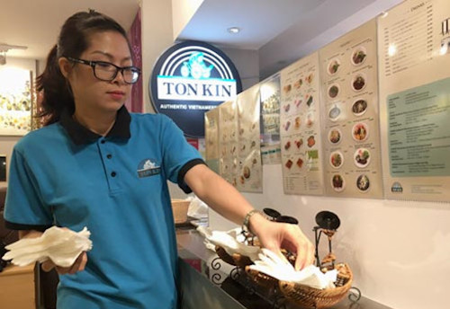 nguoi phu nu thanh cong voi am thuc viet tren dat singapore