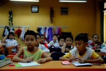 dap xe gay quy cho tre em ngheo den truong