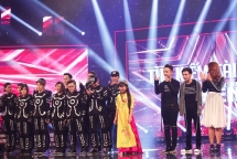 co be hat dan ca nhom bieu dien den led gianh ve vao chung ket