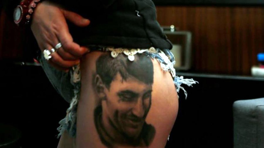 messi bat ngo nhan qua doc tu fan nu xinh dep
