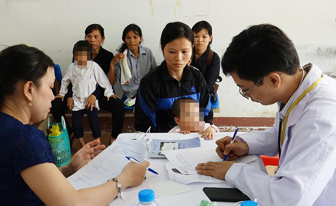 kham va dieu tri benh tim mien phi cho tre em ngheo