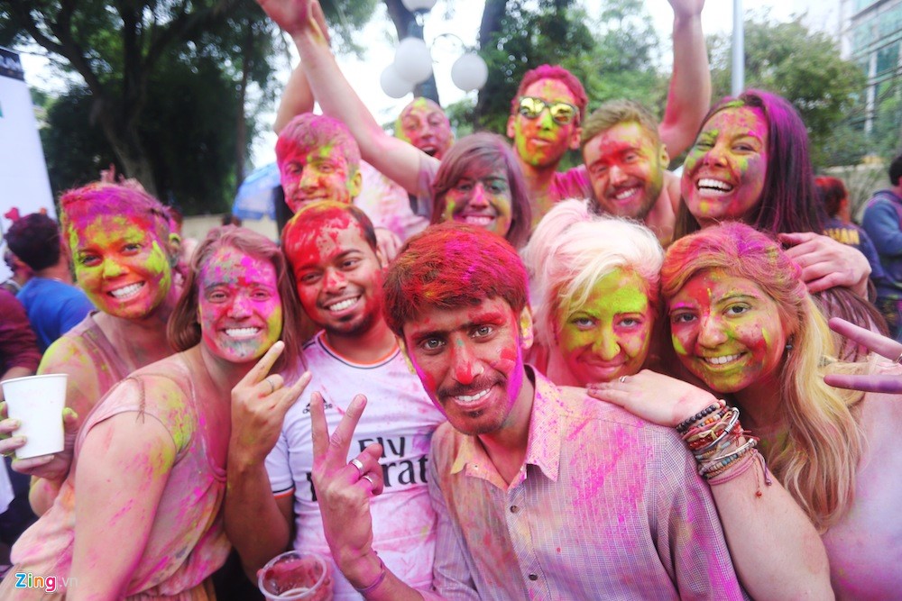 tung bung le hoi sac mau holi cua an do tai viet nam