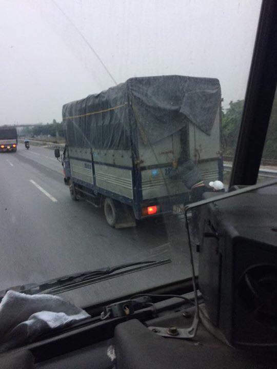 hinh anh nam thanh nien dung tren xe may du bam xe tai day nguy hiem