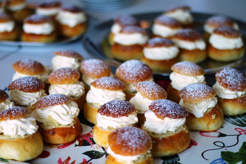 cung uong fika an banh semla tim hieu van hoa thuy dien