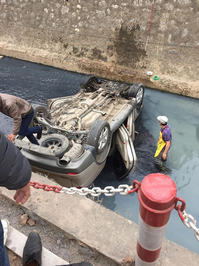 Mất lái trên đường, nữ tài xế phi xe lao xuống mương thối mat lai tren duong nu tai xe phi xe lao xuong muong thoi