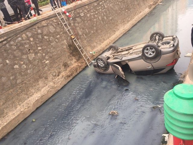 Mất lái trên đường, nữ tài xế phi xe lao xuống mương thối mat lai tren duong nu tai xe phi xe lao xuong muong thoi
