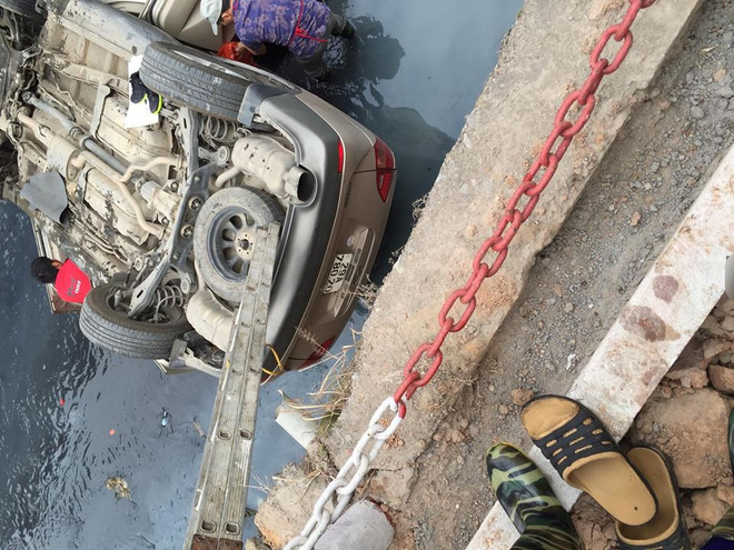 Mất lái trên đường, nữ tài xế phi xe lao xuống mương thối mat lai tren duong nu tai xe phi xe lao xuong muong thoi