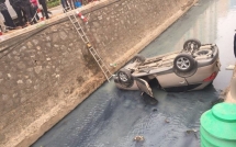 mat lai tren duong nu tai xe phi xe lao xuong muong thoi