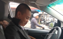 tai xe taxi tra lai iphone cho khach va loi binh xau xi cua dan mang