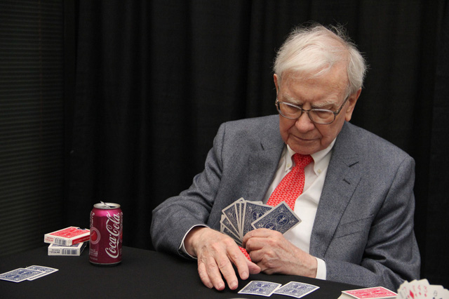 ty phu warren buffett trao thuong 1 trieu usd cho nhan vien choi tro du doan nhung ty le trung giai con kho hon mua vietlott