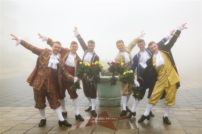 le hoi duong pho soi dong chao mung 83 tai kdl tai ba na hills