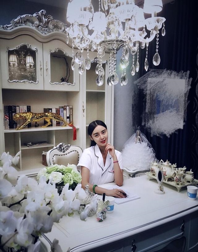 co gai mat 8 nam phau thuat giong pham bang bang roi cuoi luon bac si tham my cho minh