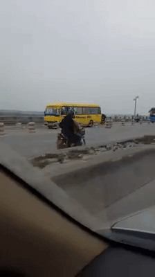 clip xe may lao vun vut nguoc chieu tren cau thanh tri