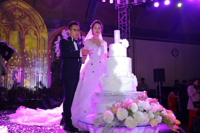 a hau hoang anh rang ro voi vay trang tinh khoi trong tiec cuoi