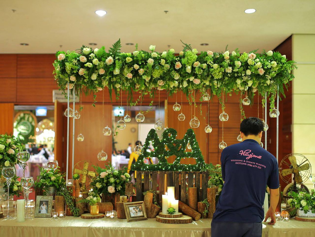 a hau hoang anh rang ro voi vay trang tinh khoi trong tiec cuoi