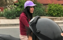 ha noi co gai tre di xe sh bat khoc vi bi cuop tui xach