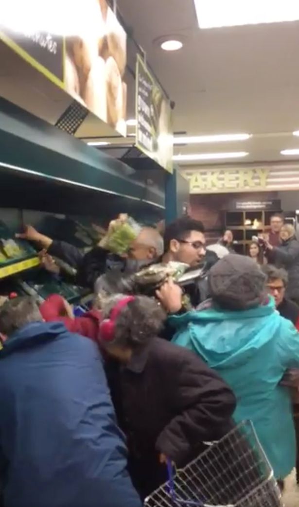 anh vi vai bo rau cu giam gia khach hang xong vao tranh cuop hon loan trong sieu thi