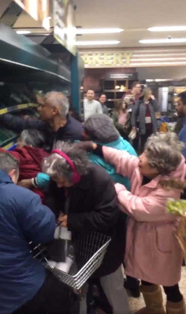 anh vi vai bo rau cu giam gia khach hang xong vao tranh cuop hon loan trong sieu thi