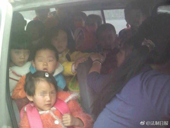 khong the ngo o to 7 cho dua don hoc sinh lai di nhoi nhet toi 33 nguoi