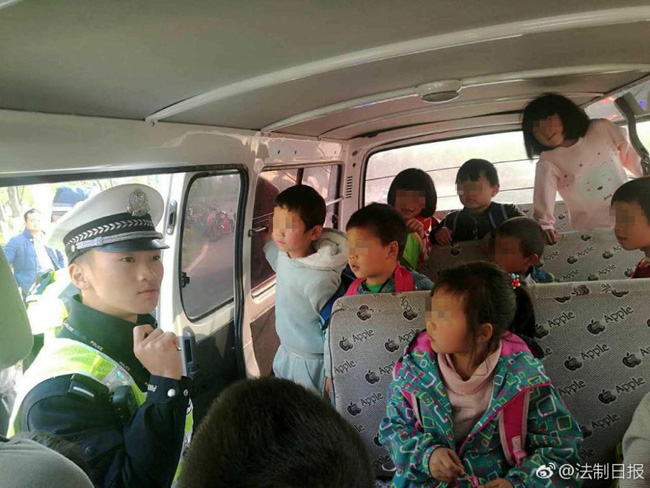 khong the ngo o to 7 cho dua don hoc sinh lai di nhoi nhet toi 33 nguoi