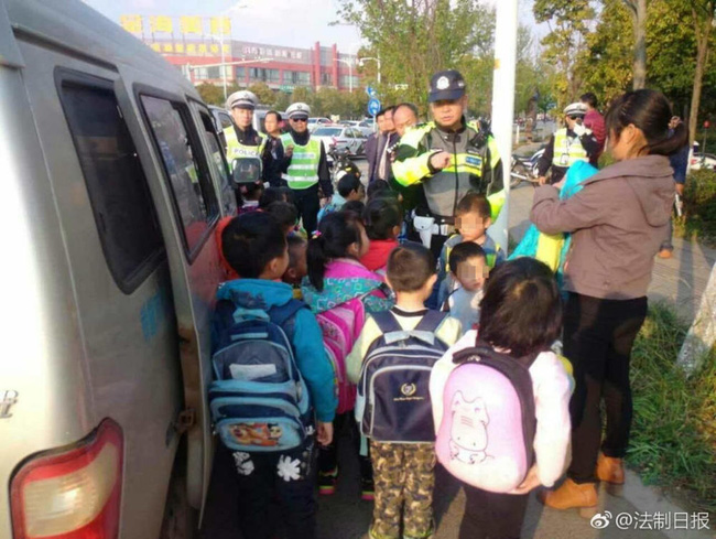 khong the ngo o to 7 cho dua don hoc sinh lai di nhoi nhet toi 33 nguoi