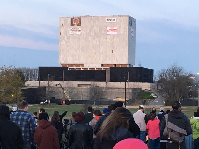 em be 5 tuoi giat sap toa nha 55000 tan chi trong tich tac