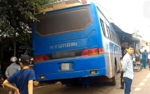 xe khach cho cong nhan dam vao quan ca phe 2 nguoi phu nu nguy kich