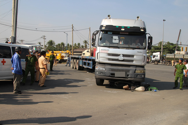 nguoi phu nu tu vong duoi banh xe container sau va cham