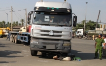 nguoi phu nu tu vong duoi banh xe container sau va cham