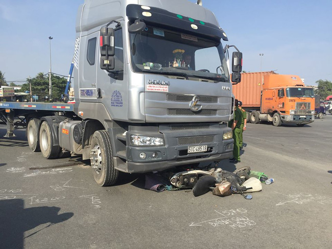 nguoi phu nu chet tham duoi banh xe container