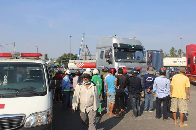 nguoi phu nu chet tham duoi banh xe container