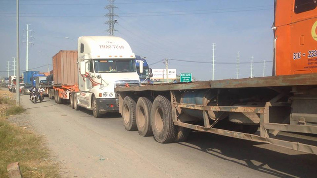 nguoi phu nu chet tham duoi banh xe container