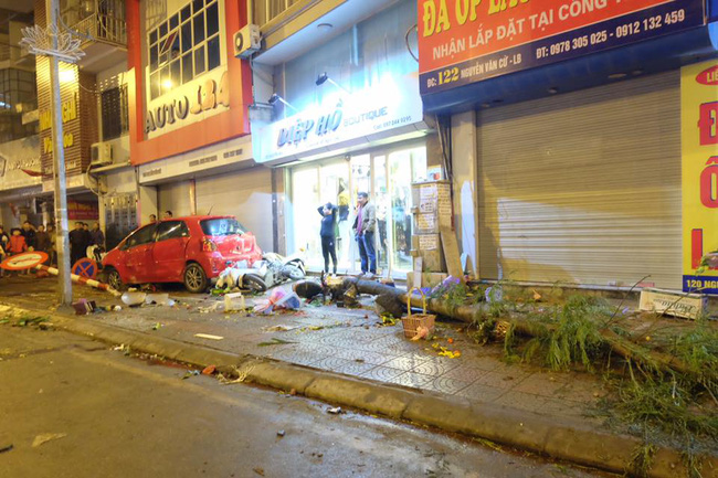 ha noi dung mua hoa 83 bi o to dien tong hang loat 7 nguoi bi thuong