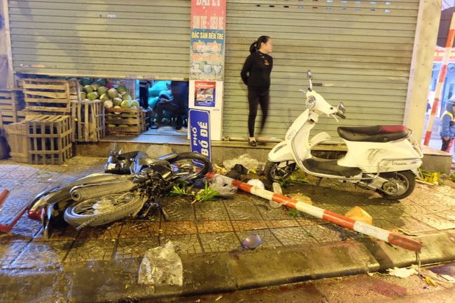 vu o to dien dam hang loat xe may dung mua hoa 83 co nam thanh nien xuong dui gay thanh 3