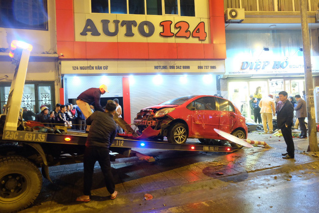 vu o to dien dam hang loat xe may dung mua hoa 83 co nam thanh nien xuong dui gay thanh 3