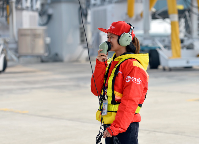 chum anh nu ky su sua chua may bay hiem hoi o viet nam voi 2 tam bang dh